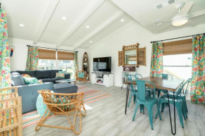 The Aloha House - Classy, Colorful and Coastal Decor and NEW Finishes - Easy Beach Access!
